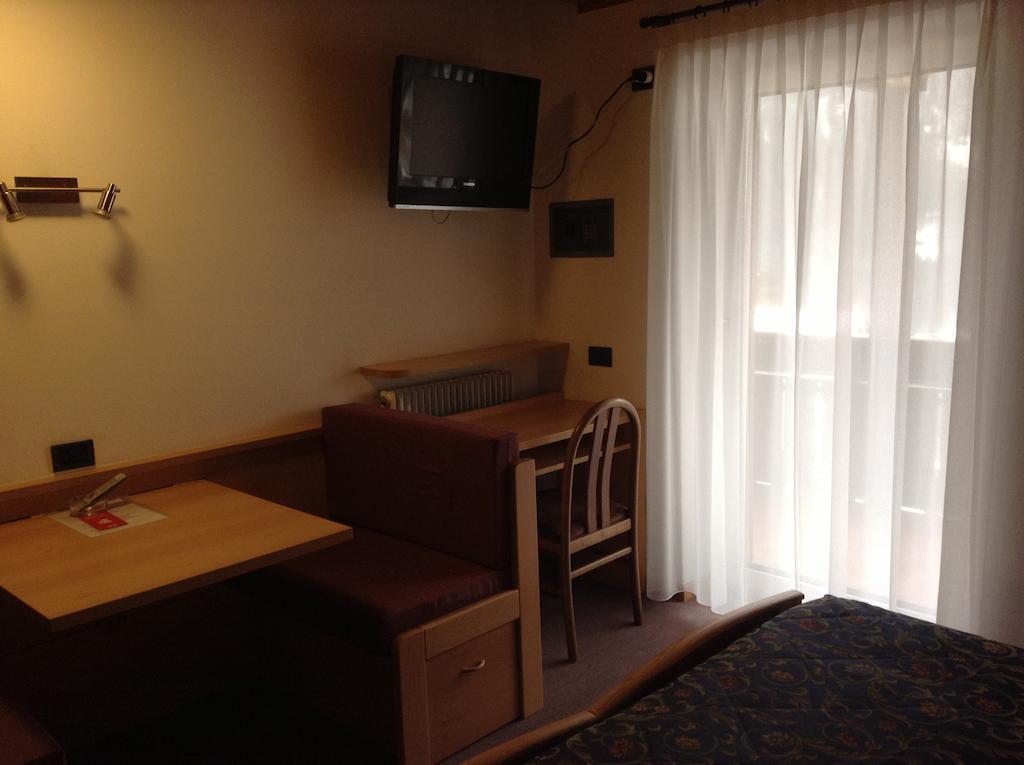 Hotel Ai Pini วีโก ดี ฟาสซา ภายนอก รูปภาพ