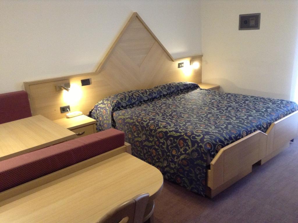 Hotel Ai Pini วีโก ดี ฟาสซา ภายนอก รูปภาพ