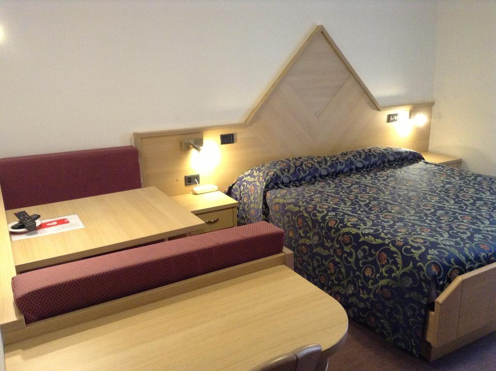 Hotel Ai Pini วีโก ดี ฟาสซา ภายนอก รูปภาพ