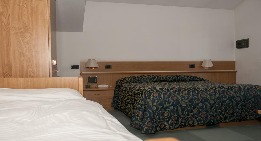 Hotel Ai Pini วีโก ดี ฟาสซา ภายนอก รูปภาพ
