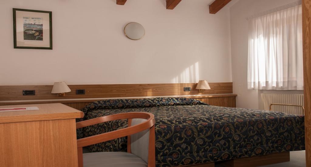 Hotel Ai Pini วีโก ดี ฟาสซา ภายนอก รูปภาพ