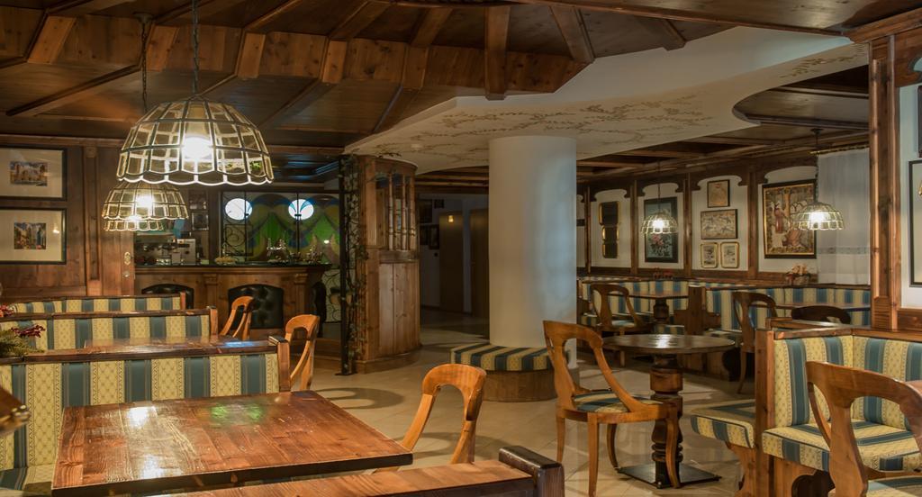 Hotel Ai Pini วีโก ดี ฟาสซา ภายนอก รูปภาพ